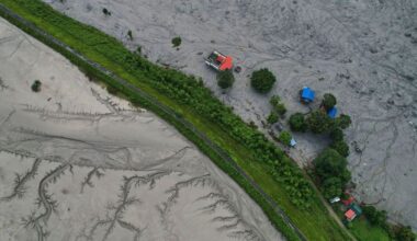 Rescue efforts intensify after Nepal-Tibet flooding as deaths climb past 900