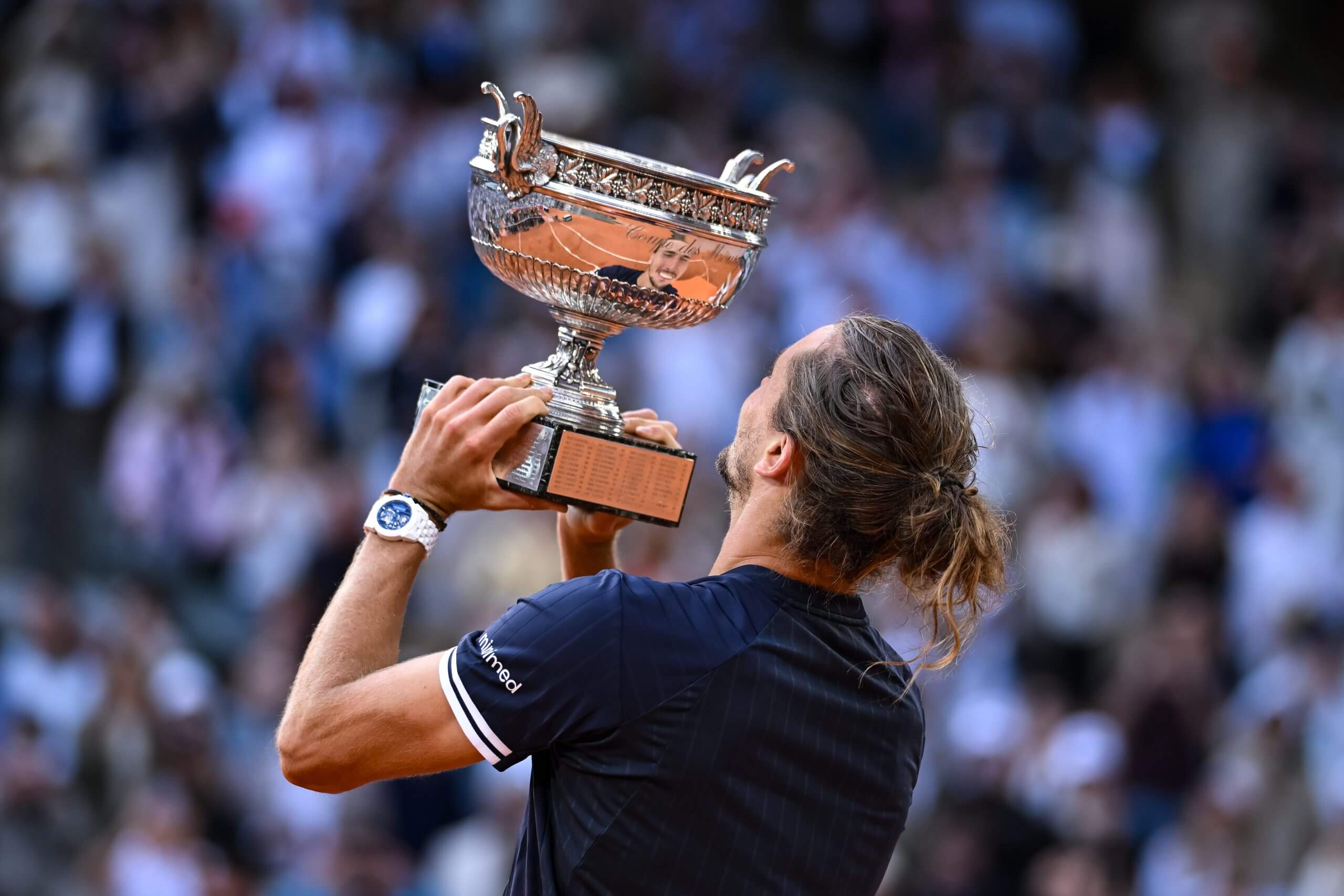 Alexander Zverev holds the Coupe des Mousquetaires aloft.