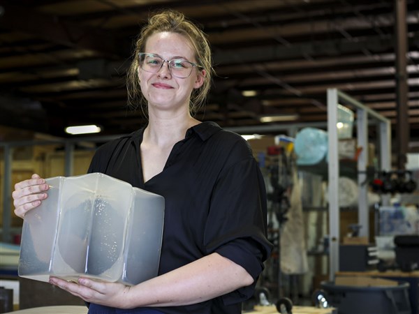 Toledo Museum of Art showcases local glass artist