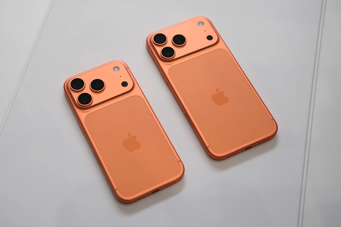 The iPhone 17 (L) and 17 Pro Max. Photo by VnExpress/Tuan Hung