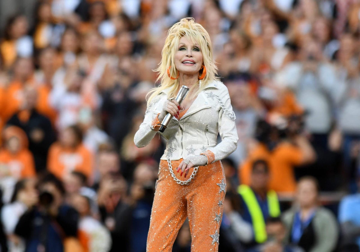 ‘Queen of east Tennessee’: Vols set to honor Dolly Parton with helmet sticker