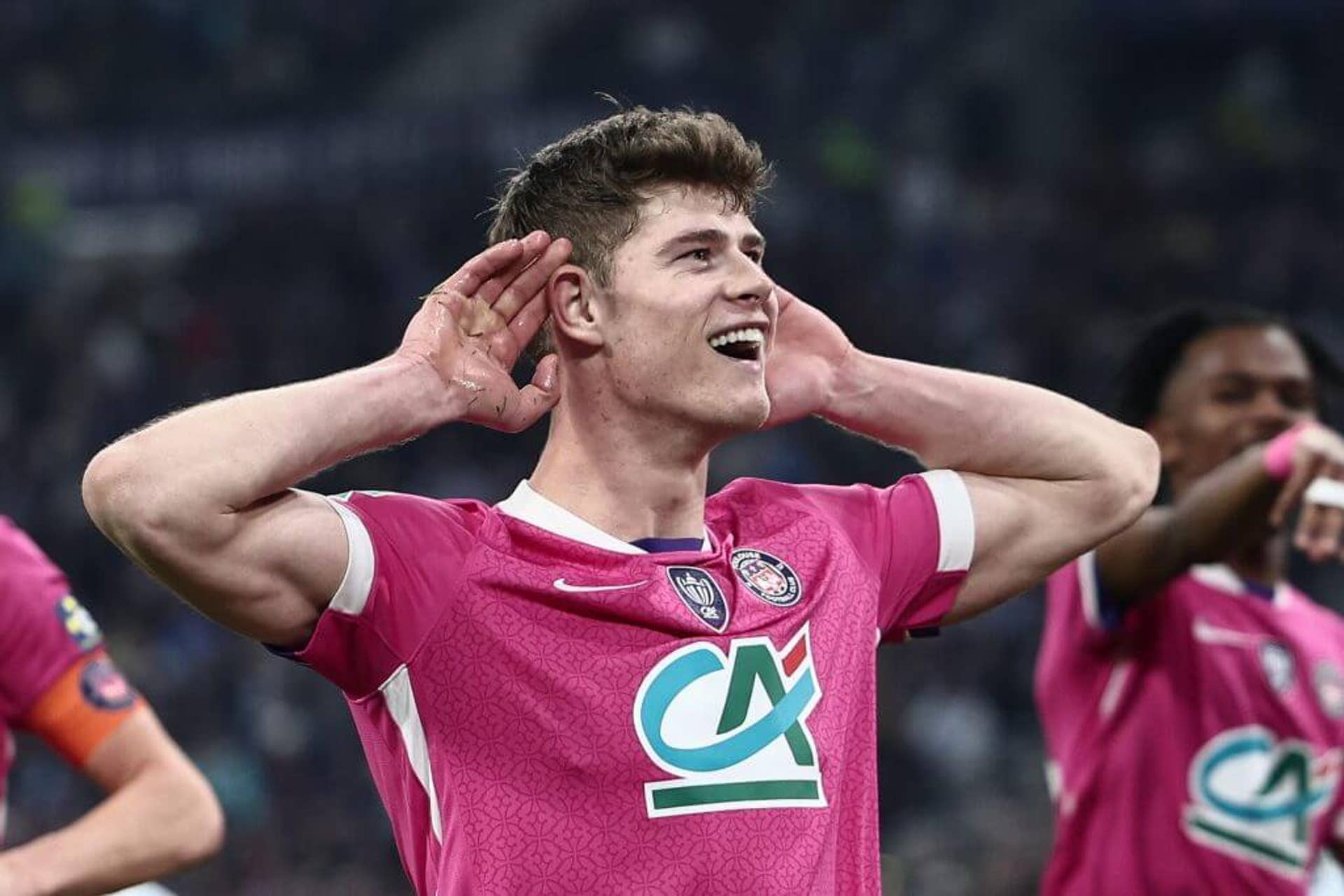 Image of Charlie Cresswell celebrating for Toulouse