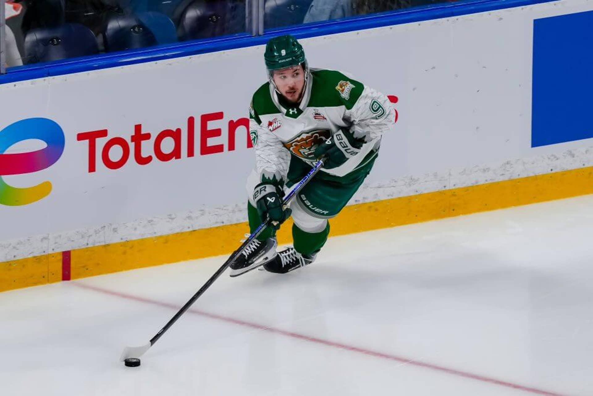Landon DuPont of the Everett Silvertips skates with the puck during the Memorial Cup final.