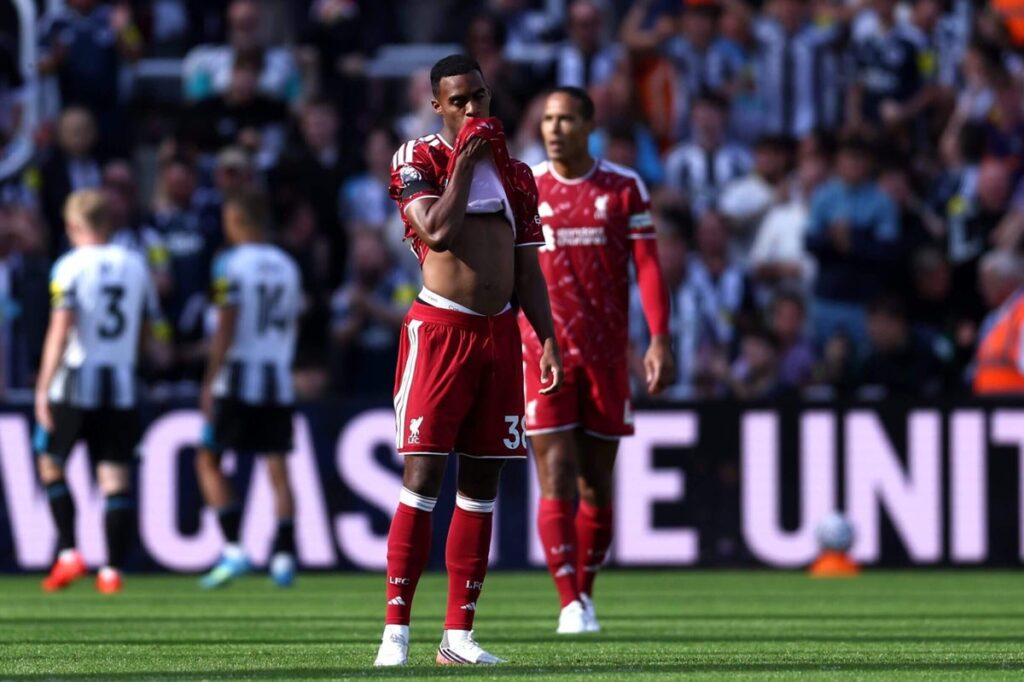 Ryan Gravenberch and Virgil van Dijk looking dejected
