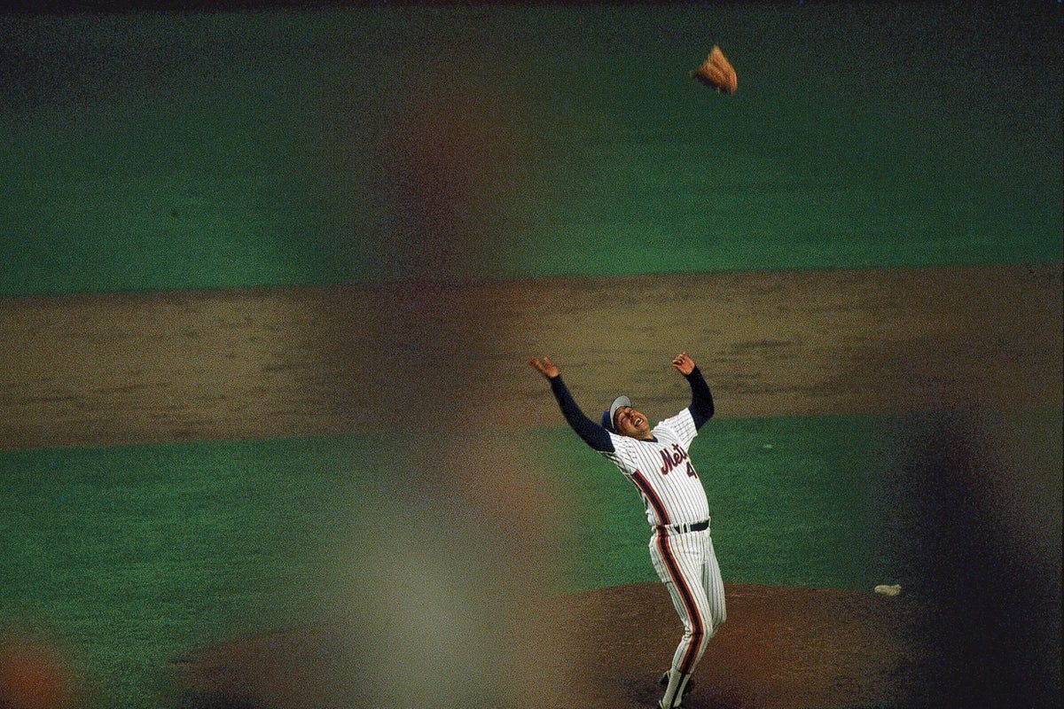 As Mets honor 1986 champions, the uplifting power of a skyward glove still resonates