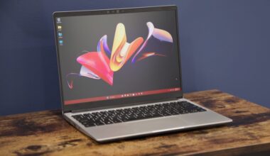 Framework Laptop 13 on a desk.