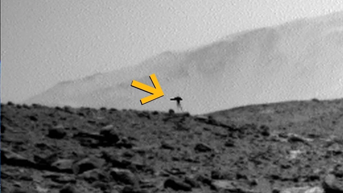 Curiosity captured a bizarre “combat tripod” on Mars — and science has an explanation