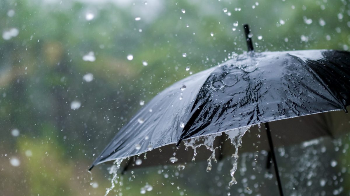 It's raining heavily, wearing an umbrella during the rainy season