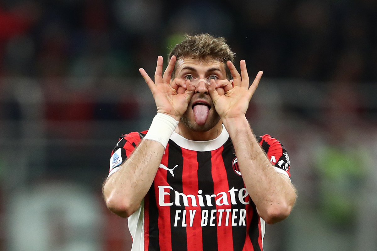 MILAN, ITALY - MAY 09: Santiago Gimenez of AC Milan celebrates scoring his team's first goal during the Serie A match between AC Milan and Bologna at Stadio Giuseppe Meazza on May 09, 2025 in Milan, Italy. (Photo by Marco Luzzani/Getty Images)