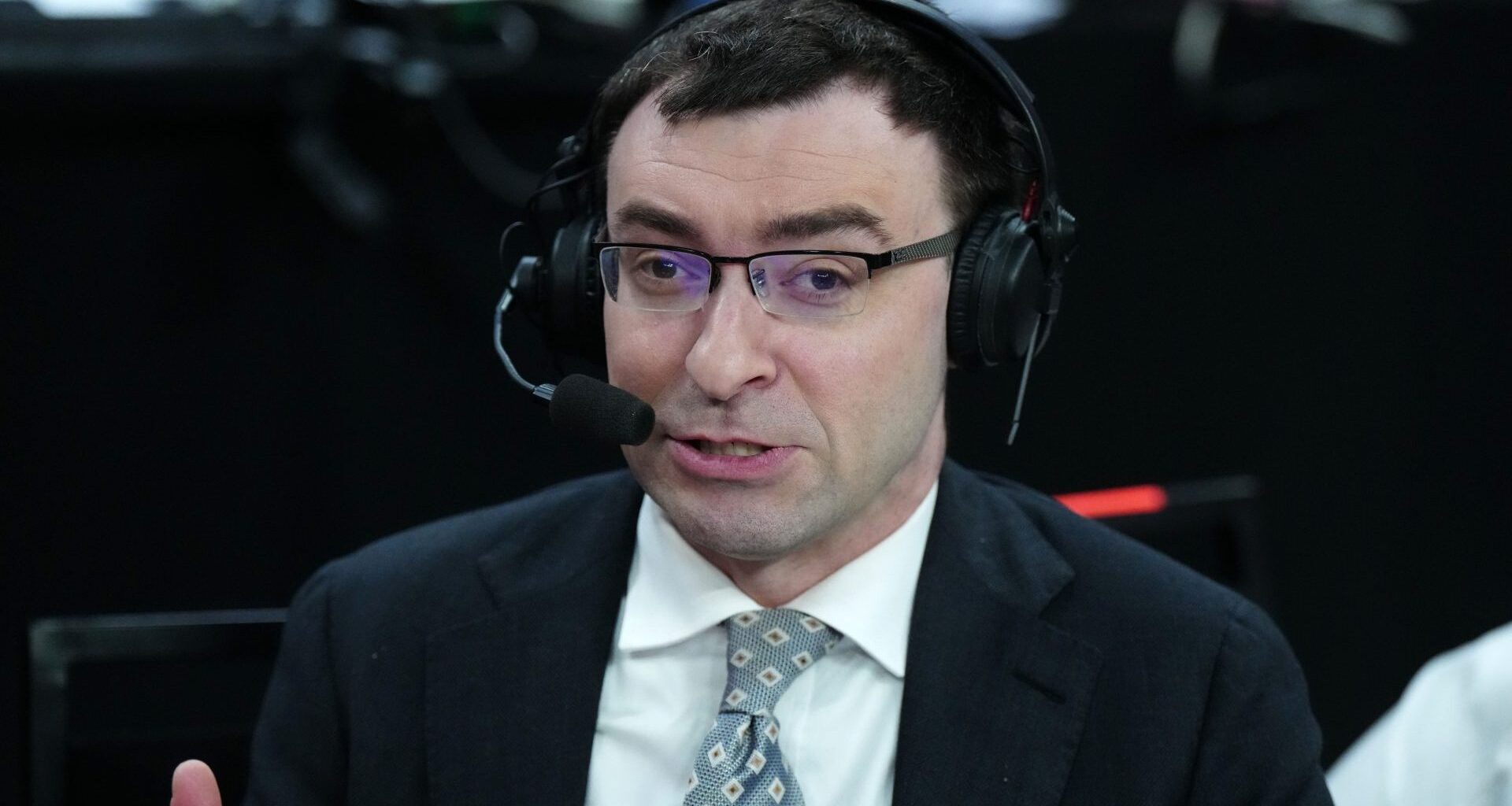 Mar 15, 2024; Las Vegas, NV, USA; FS1 announcer Jason Benetti during the game between the Colorado Buffaloes and the Washington State Cougars at T-Mobile Arena. Mandatory Credit: Kirby Lee-USA TODAY Sports