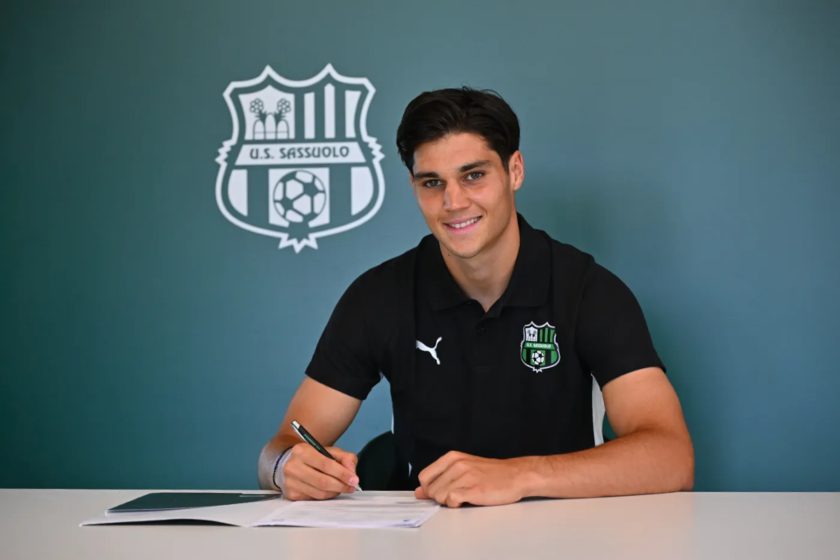 Vasilije Adzic signs his contract with Sassuolo after arriving on loan from Juventus (sassuolocalcio.it)