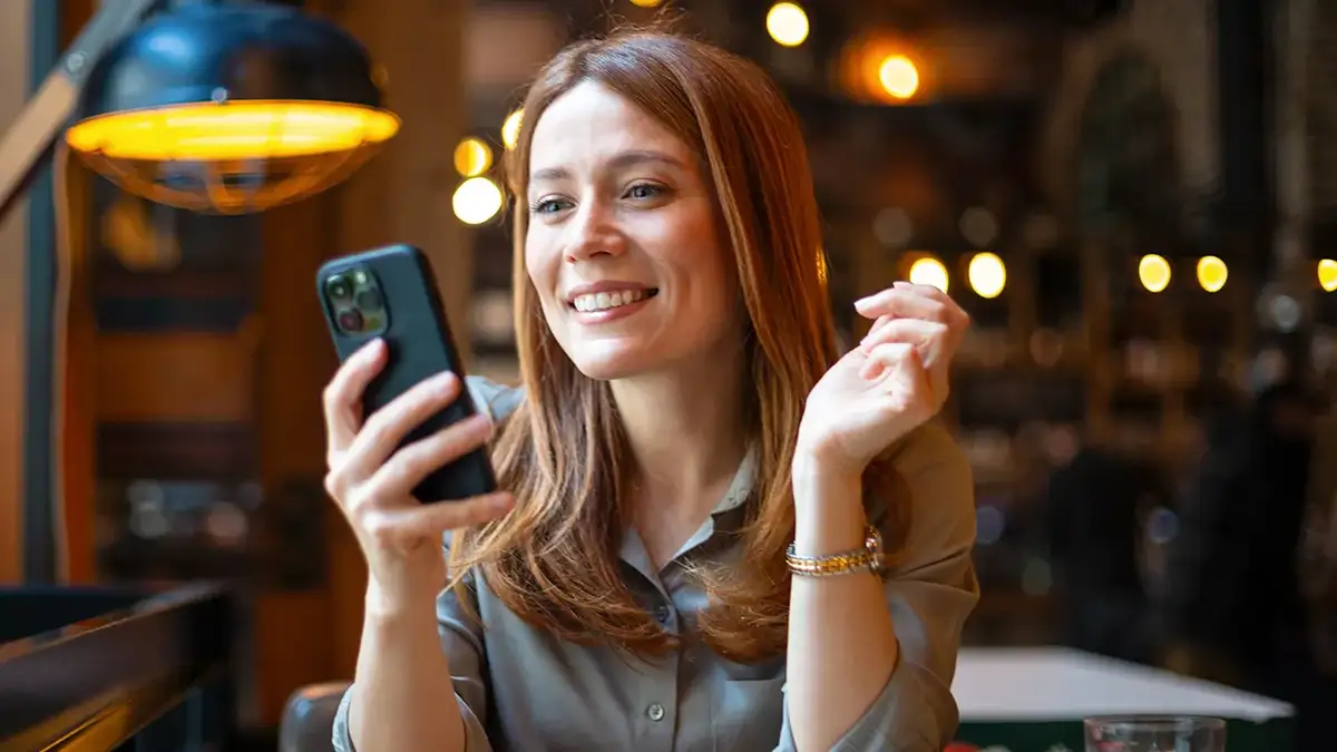 WOMAN PHONE SMILING
