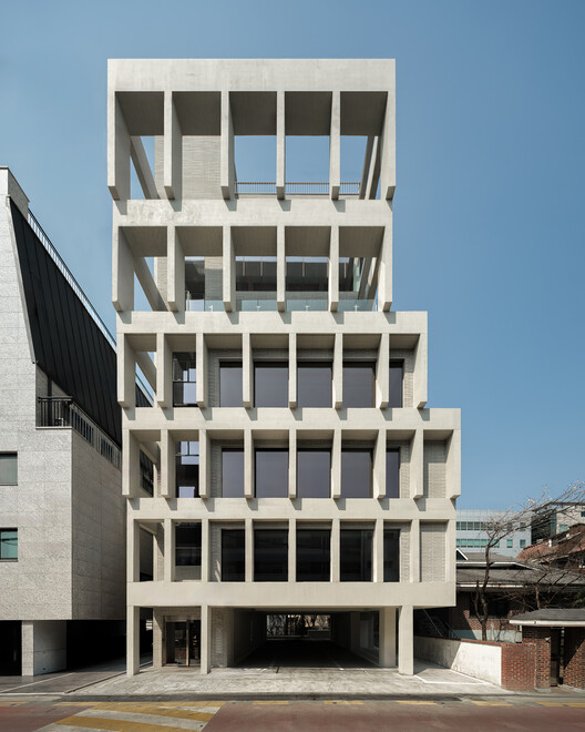 HOURS Commercial Building / See Architects - Exterior Photography, Concrete