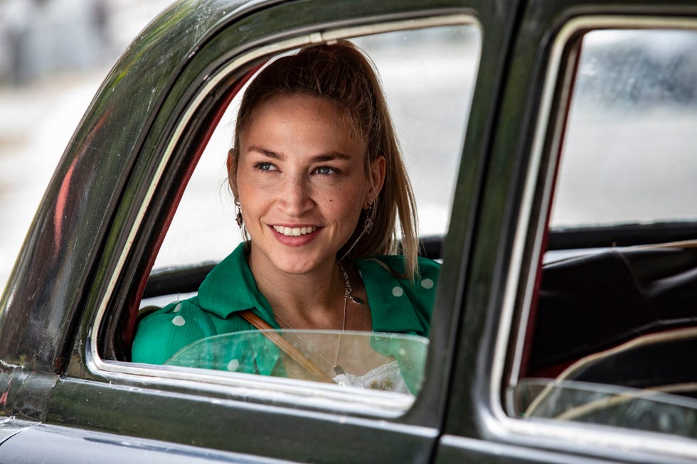 chelsea edge as sophie chambers, death in paradise christmas special