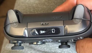 Xbox Elite 3 prototype pad leaks with tiny built-in screen