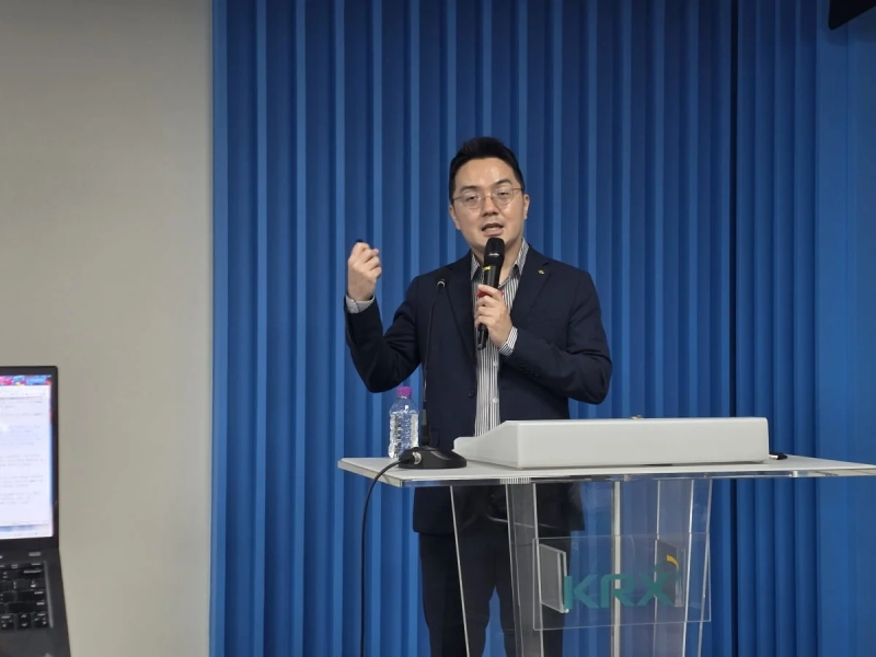 Lee Eun-taek, a director at KB Securities, speaks at a briefing at the Korea Exchange.