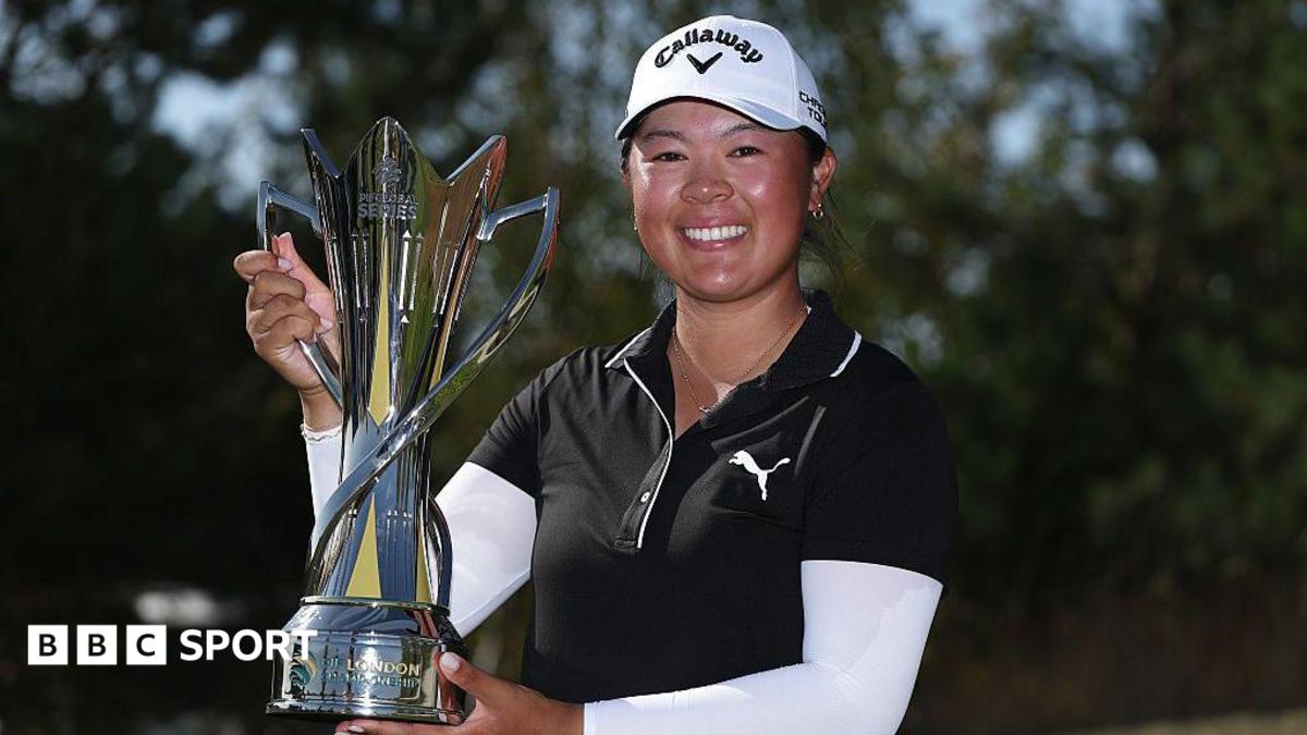 Anna Huang holding the PIF London Championship trophy