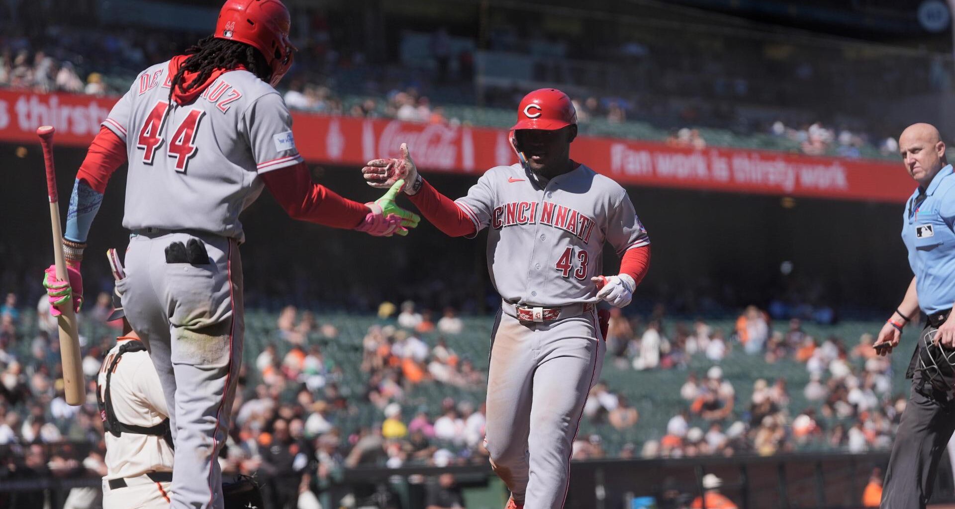 Eugenio Suarez's grand slam highlights 7-run 9th inning as the Reds rally past Giants 10-9