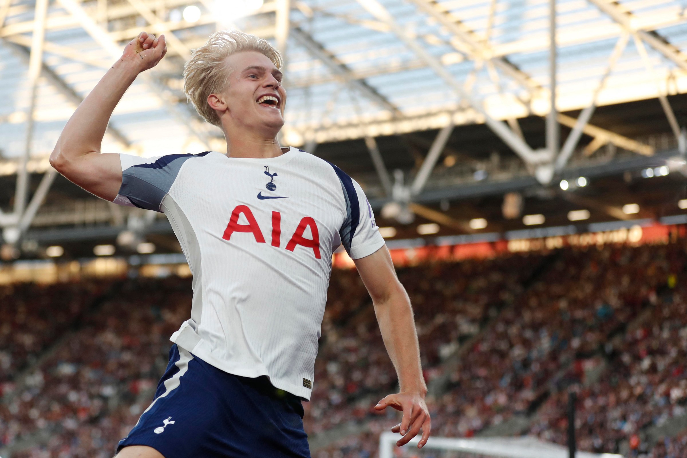 TOPSHOT-FBL-ENG-PR-WEST HAM-TOTTENHAM