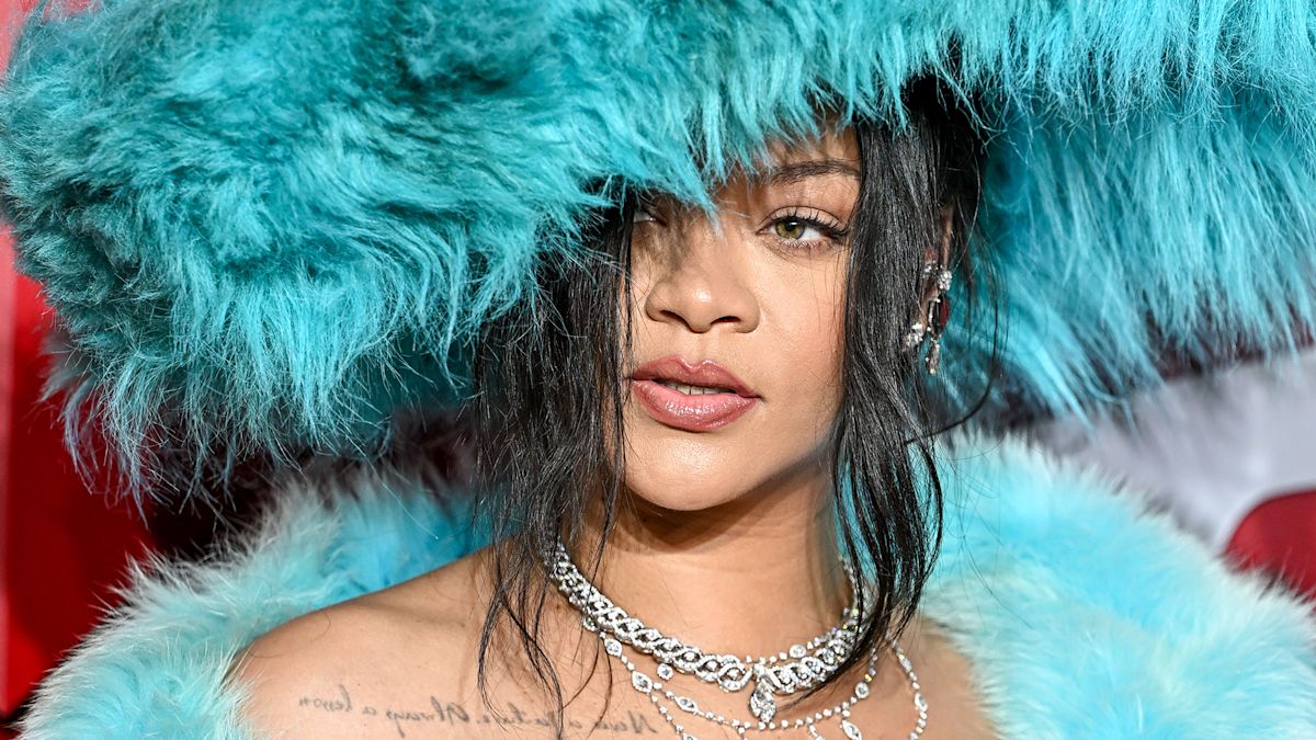 Rihanna's Bejeweled Carnival Outfit in Barbados Is Her Most Massive Fashion Look Yet - Yahoo