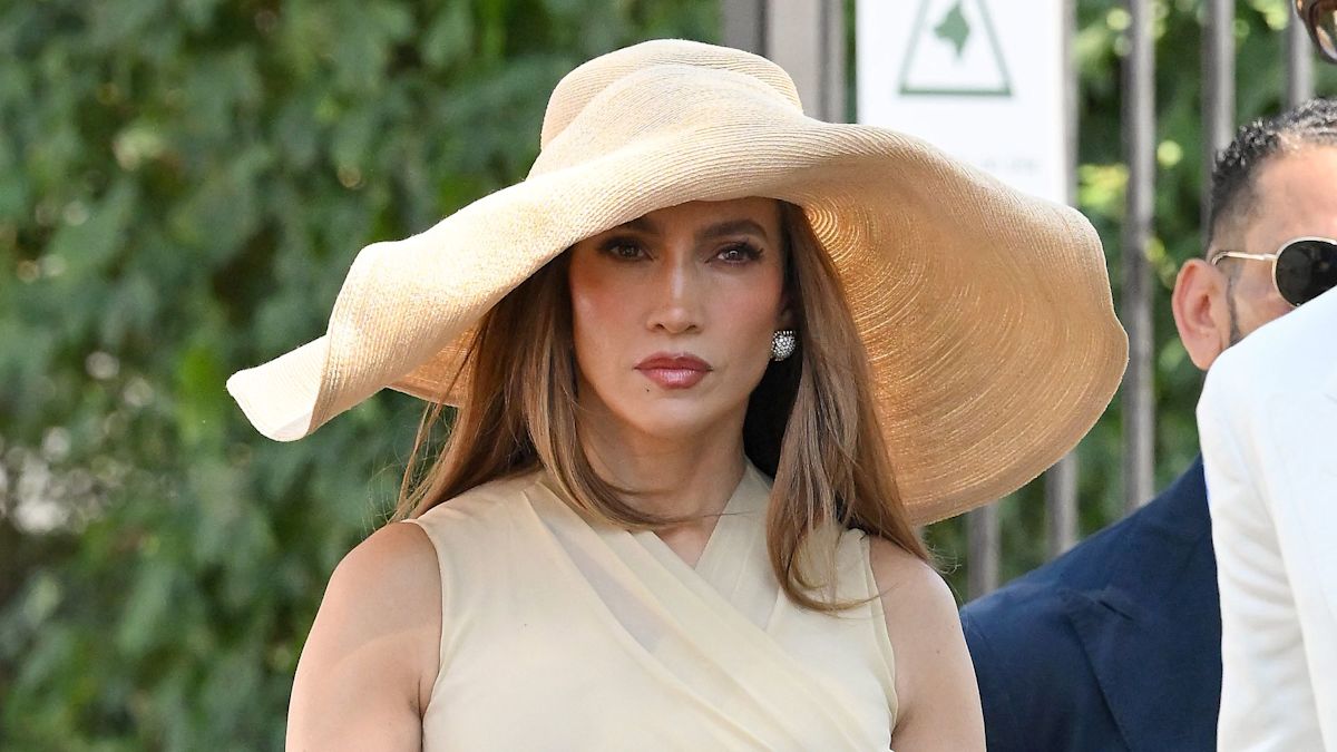 Jennifer Lopez gives modern pin-up girl vibes in a vintage white bikini