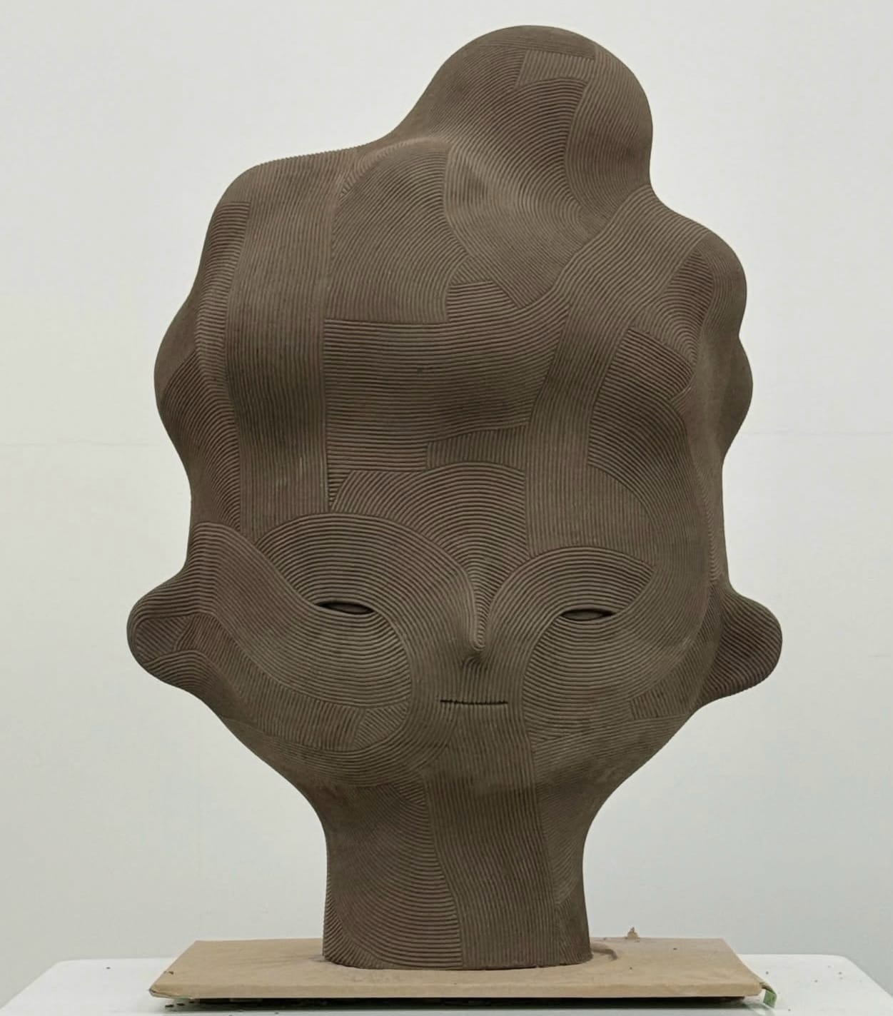 a ceramic head sculpture by en iwamura