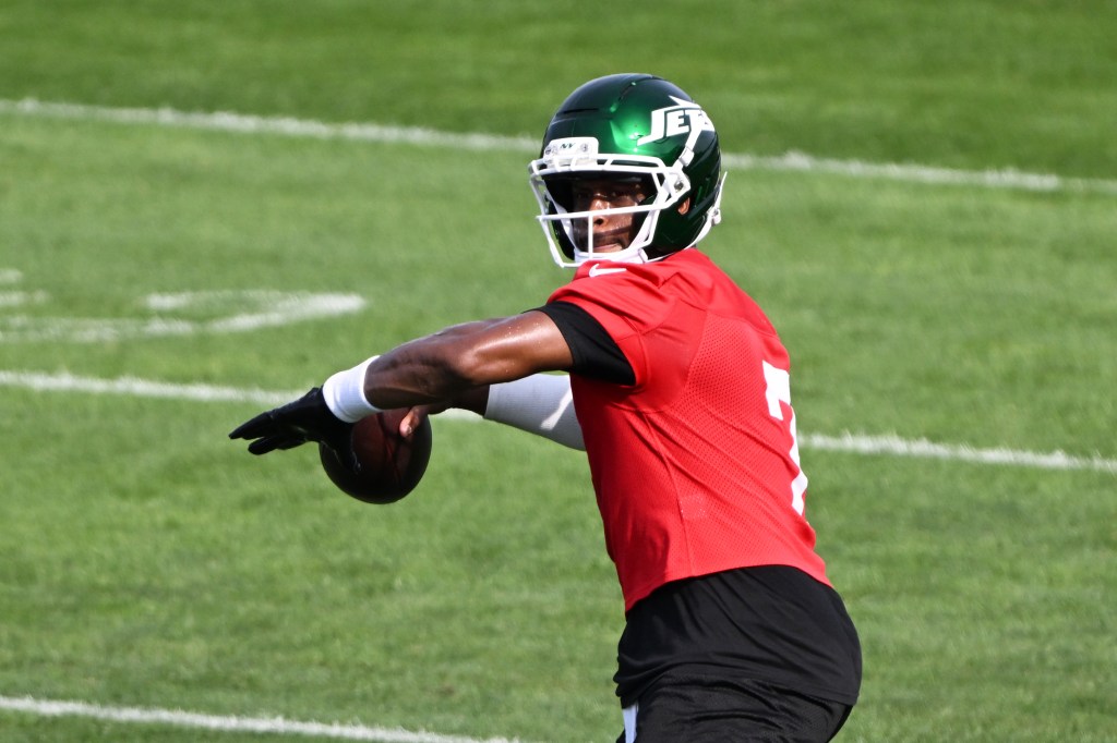 Jets quarterback Geno Smith practices at training camp.