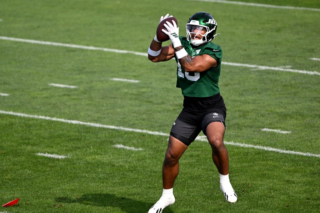 Jets tight end Kenyon Sadiq catches a football during practice.