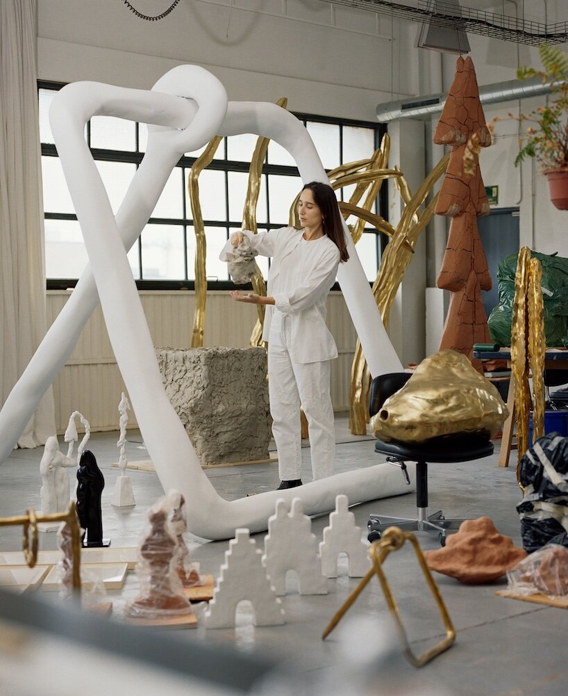 luna paiva installs 300-kilogram stainless steel totem at bofill’s la fábrica - 1