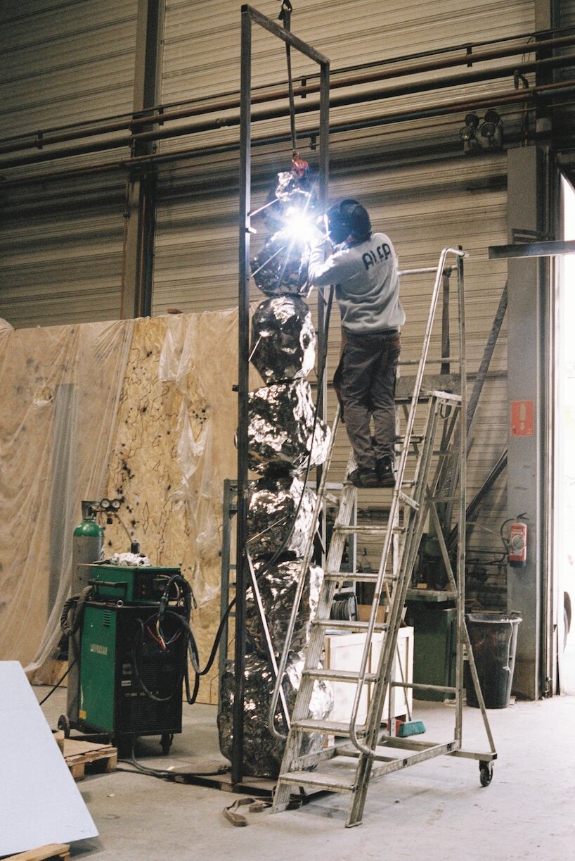 luna paiva installs 300-kilogram stainless steel totem at bofill’s la fábrica - 2