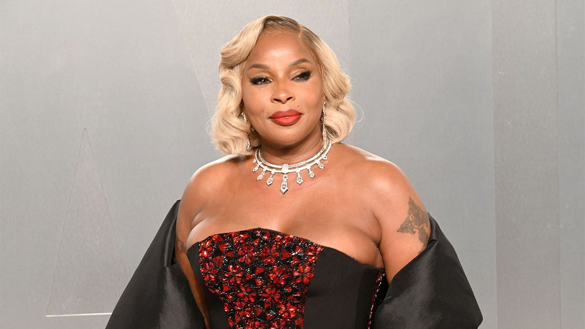 Mary J. Blige attends the Vanity Fair Oscar Party at LACMA.