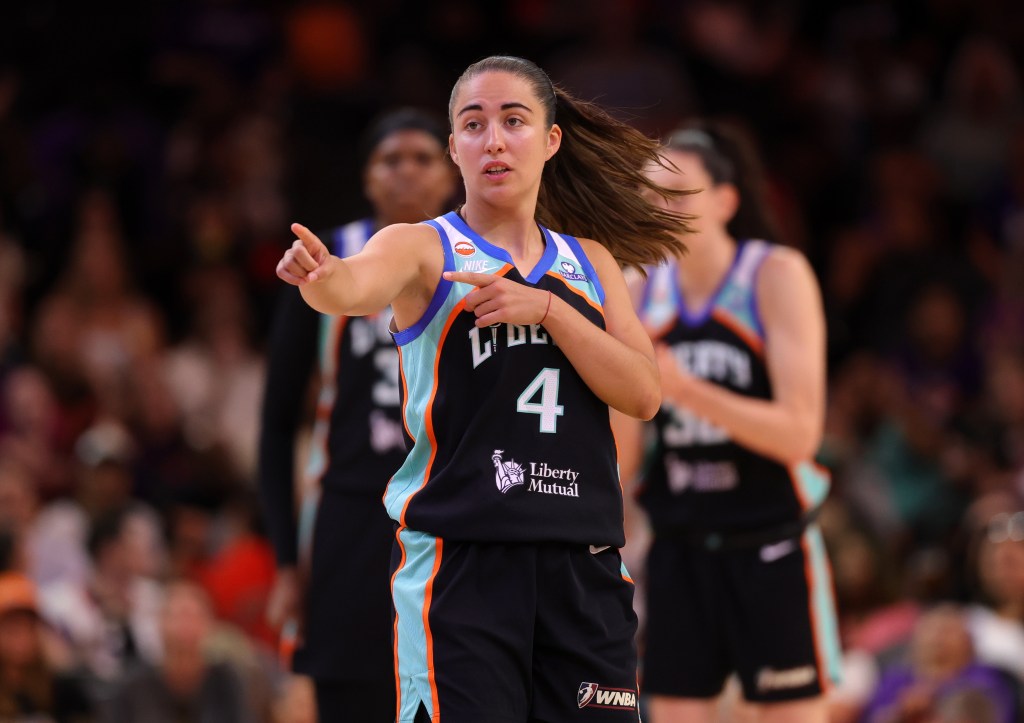 New York Liberty guard Marine Fauthoux (4) playing against the Phoenix Mercury.