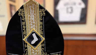 Chicago White Sox give team-themed papal miter to Pope Leo