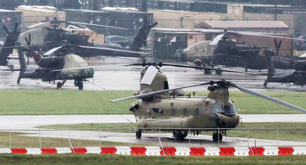 Chinook and Apache helicopters stand by at Camp Humphreys in Pyeongtaek, Gyeonggi Province, on Aug. 21, as the annual South Korea-US joint military exercise Ulchi Freedom Shield, designed to defend the Korean Peninsula in the event of an emergency, ended early. (Yonhap)