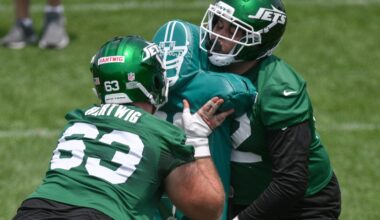 Detroit Lions sign C Gus Hartwig; Damone Clark to IR