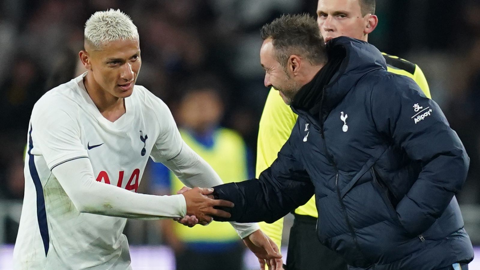 Richarlison shakes hands with Spurs boss Roberto De Zerbi after scoring the winner vs Chelsea