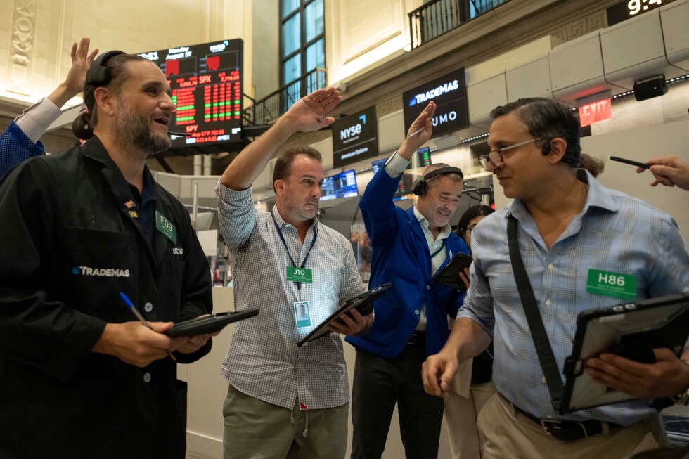 US stocks look to halt their 3-day slide as pressure from the bond market eases