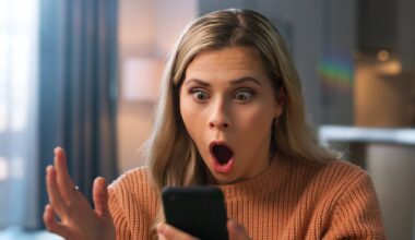 surprised investor looks at smartphone.