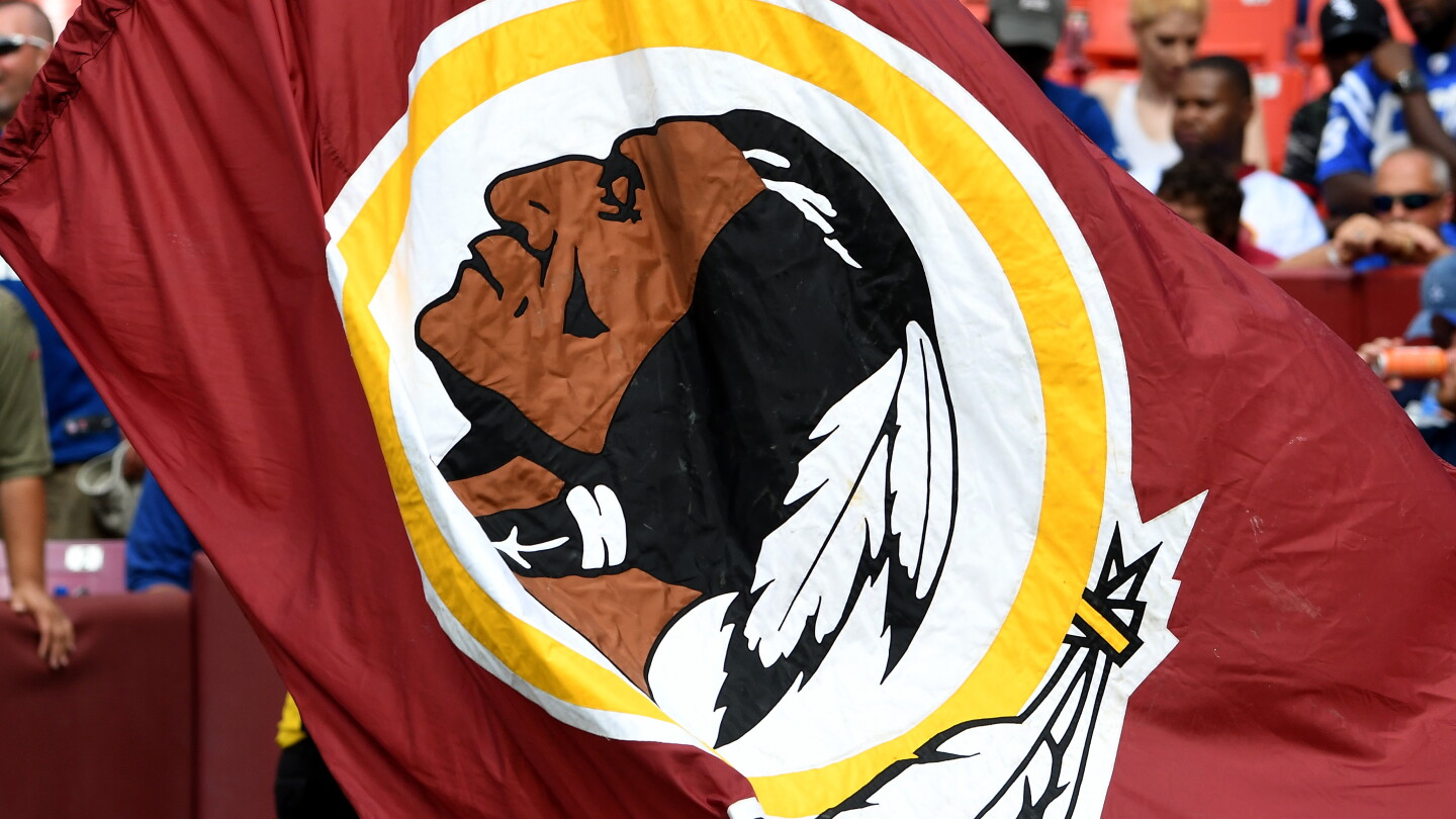 Commanders sell gear with abandoned name, logo at team store