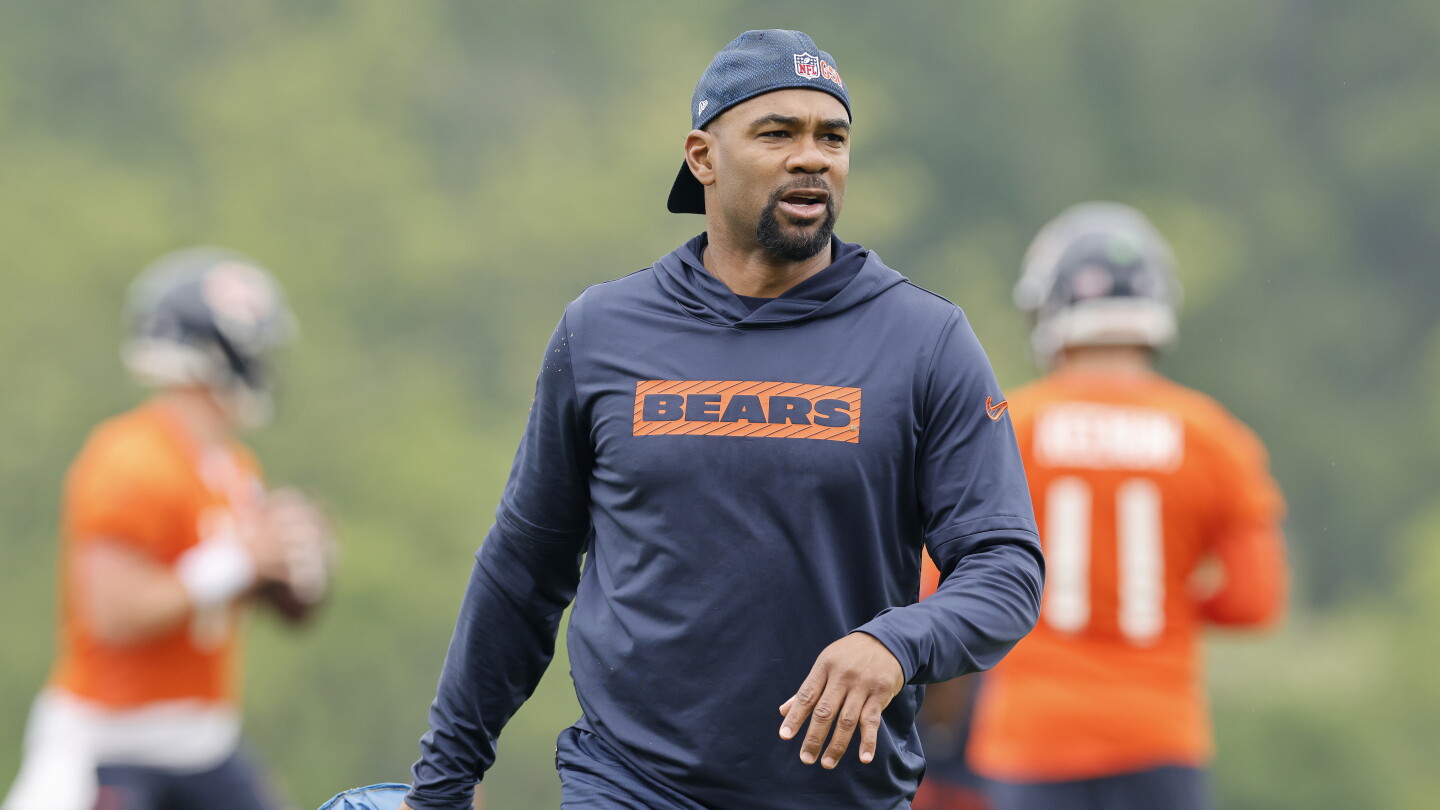 Bears WRs coach Antwaan Randle El called plays in the second half Saturday