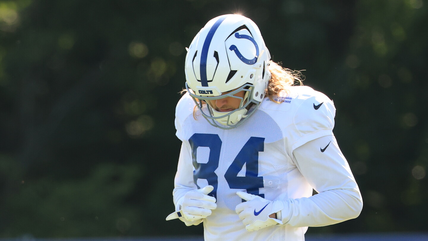 Colts TE Tyler Warren exits practice with an injury