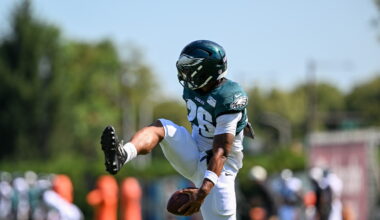 Saquon Barkley gets left foot/ankle checked out at Eagles practice