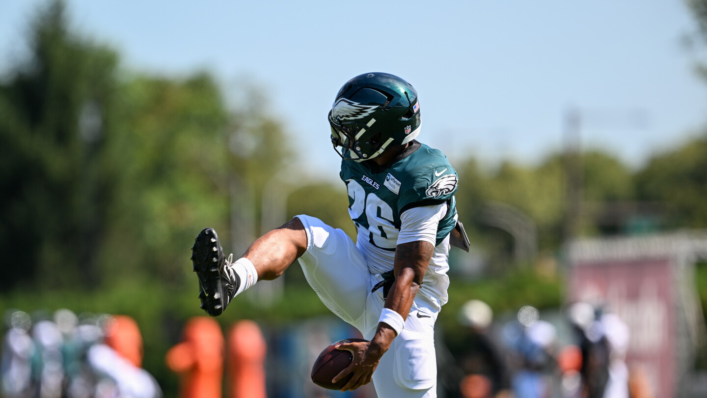 Saquon Barkley gets left foot/ankle checked out at Eagles practice