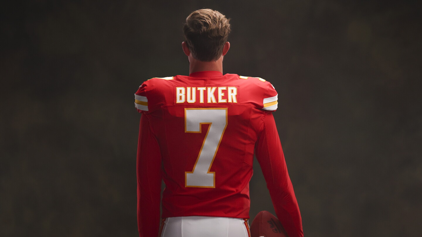Harrison Butker makes a 69-yard FG on final play of first half
