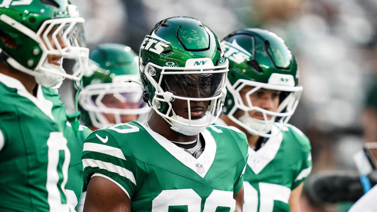 Breece Hall leaves Jets practice with apparent injury