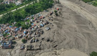 8 dead, hundreds missing as Nepal avalanche triggers flash floods