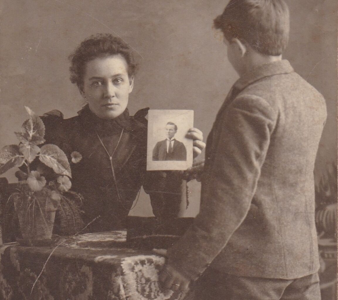 30 Hauntingly Beautiful Vintage Photographs of People With Vintage Photographs