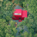 © Xhot Red Submarine Cabin / Wiki World - Exterior Photography, Garden