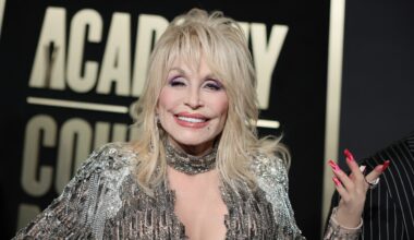 Tennessee Volunteers fans pay incredible tribute to Dolly Parton during season opener