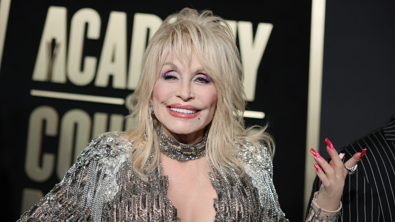 Tennessee Volunteers fans pay incredible tribute to Dolly Parton during season opener